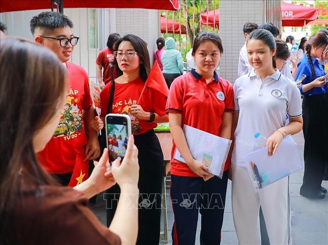 Thí sinh tại Điểm thi trường THPT Đoàn Kết - Hai Bà Trưng (phường Bạch Mai) tới dự kỳ thi tuyển sinh lớp 10 Trung học phổ thông công lập năm học 2026 - 2027. Ảnh: Khánh Hoà - TTXVN